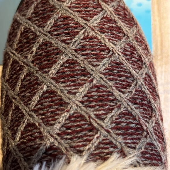 NWT isotoner Woman's Diamond Sweater Knit Clog Slippers | Size SM 6.5-7 - Picture 2 of 8